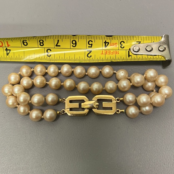 GIVENCHY Genuine Vintage 1977 Pearl Bracelet with Signed Clasp - Picture 6 of 6
